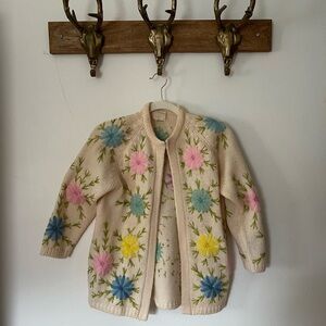 Adorable vintage knitted cardigan with flower detailing!